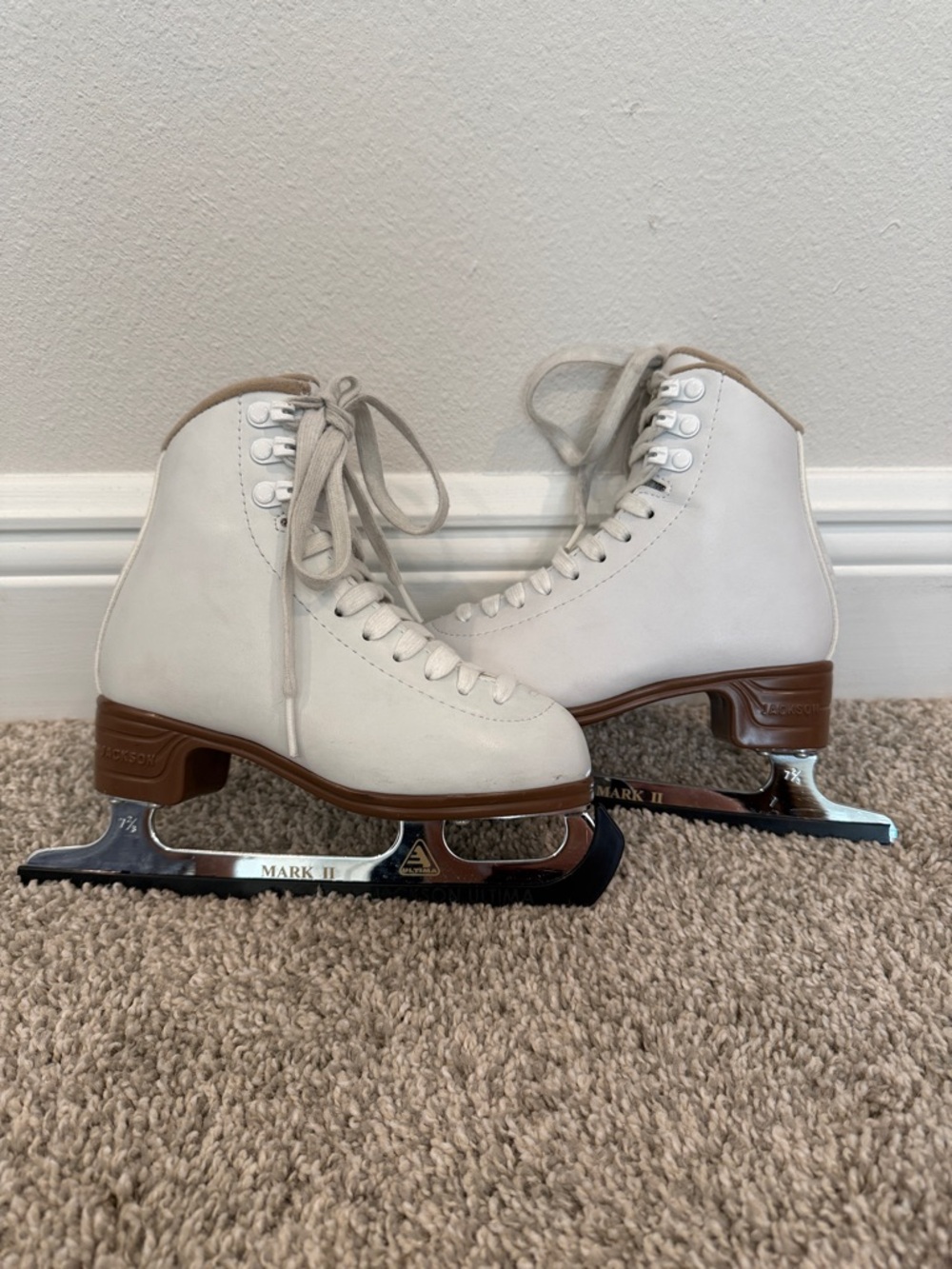 Kids White Ice Skates – Classic Lace-Up Winter Boots
